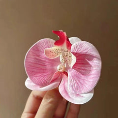 HANSAMU flower clip attached to hat and backpack for styling versatility