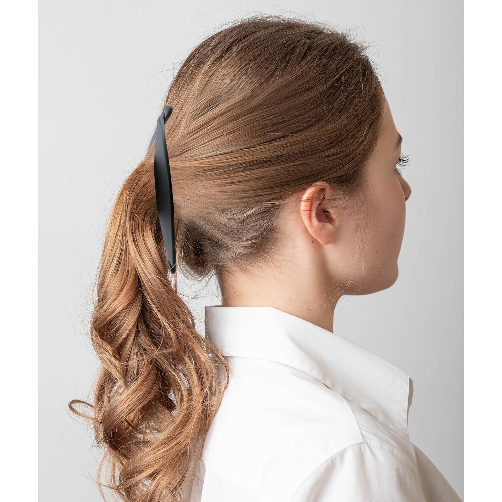 Hapdoo lifestyle image of woman wearing dark blue clip showcasing retro style