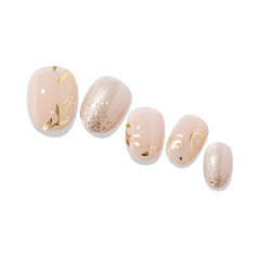 heyhae finished manicure at beach lifestyle shot for vacation-ready nails