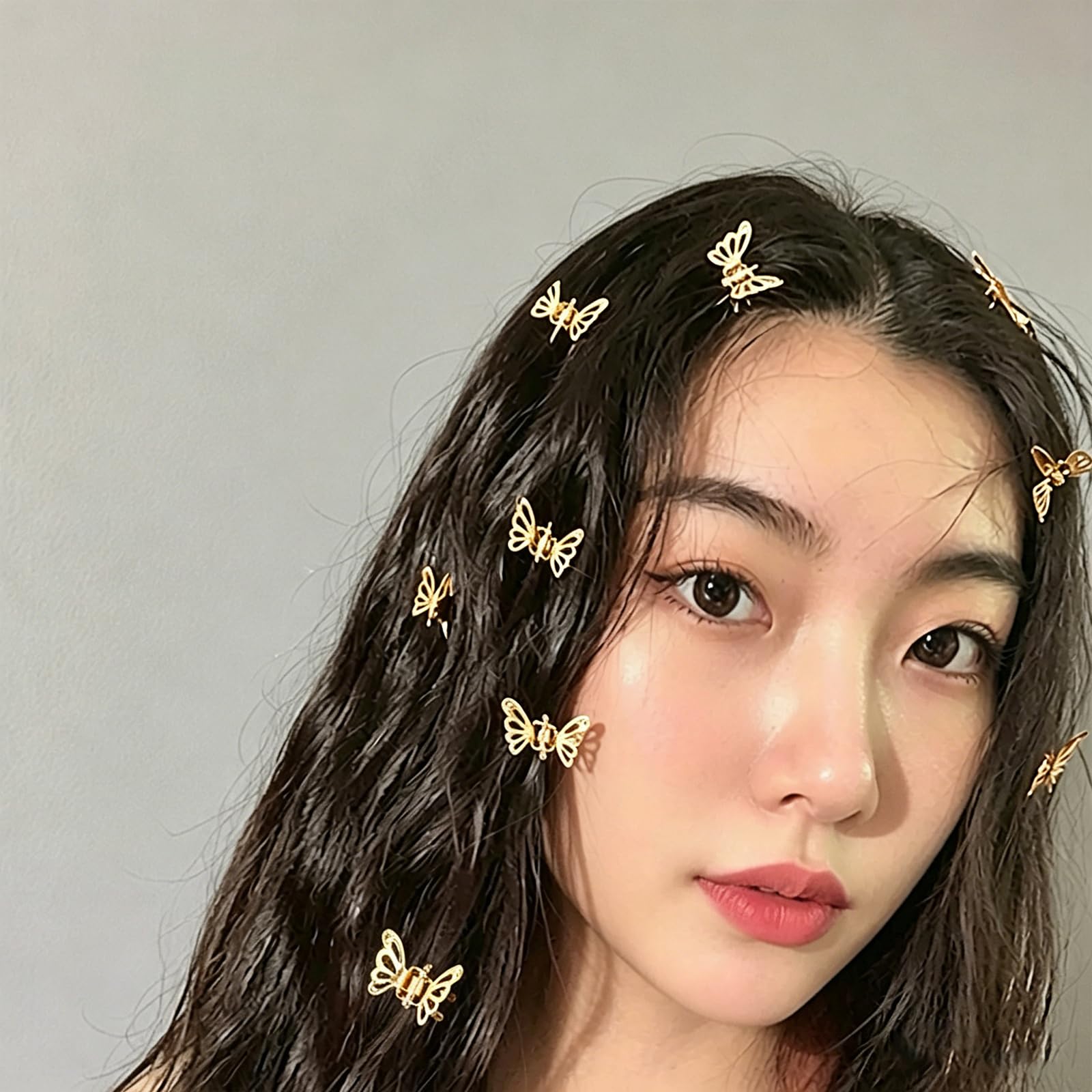 HONGCAUP clips arranged on dressing table suggesting easy access and quick styling benefit