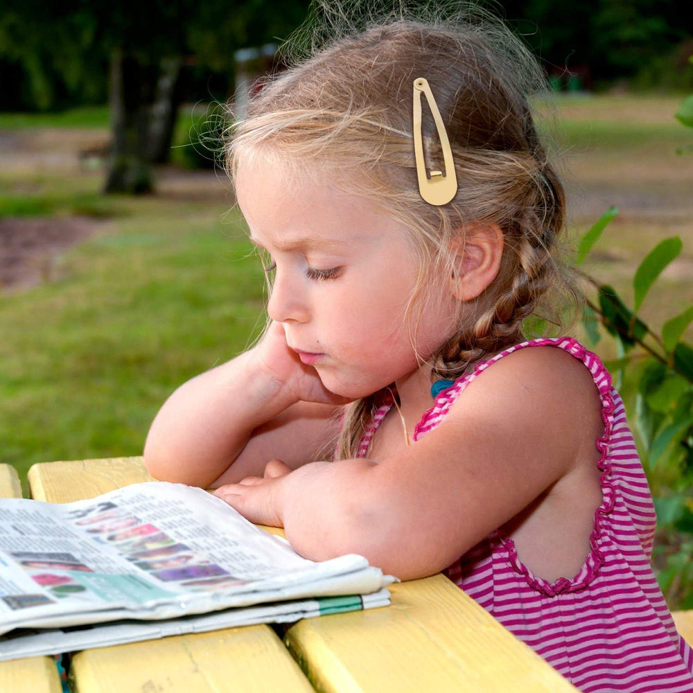 Hotop child wearing a clip showing secure hold and everyday styling benefit