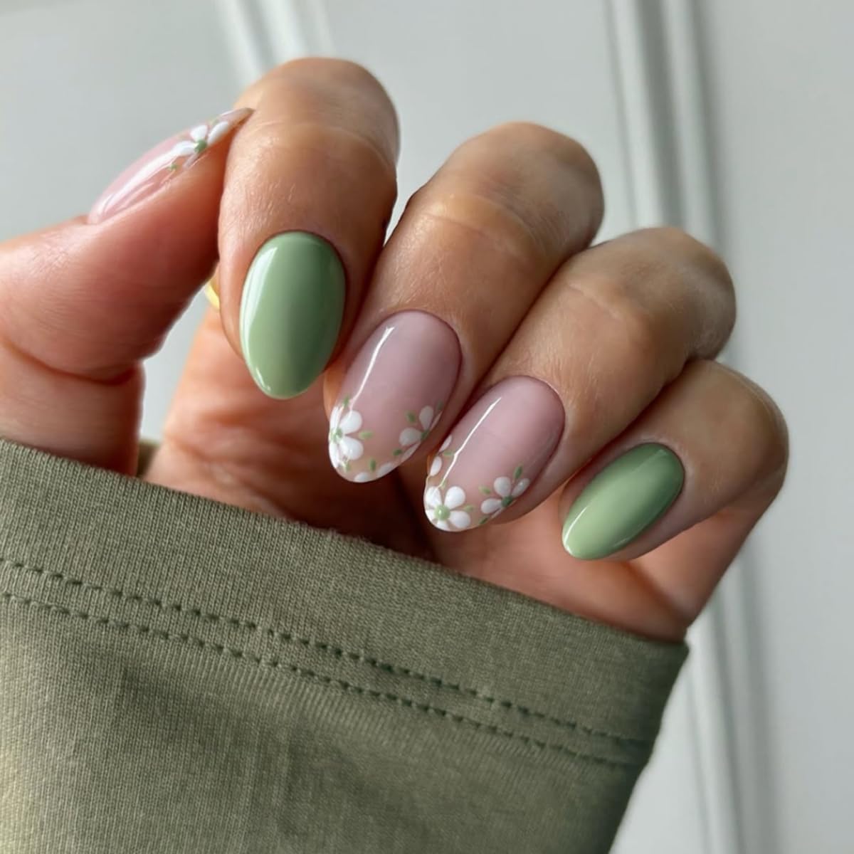 HPYFOI front view of 24 green press on nails kit showing full set benefit