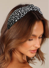Huachi model wearing black headband showing comfortable secure fit