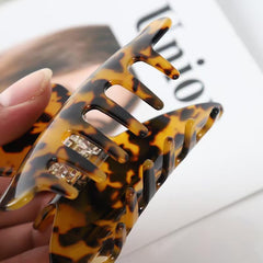 Hwanzen clip holding long hair in place demonstrating comfort and stability