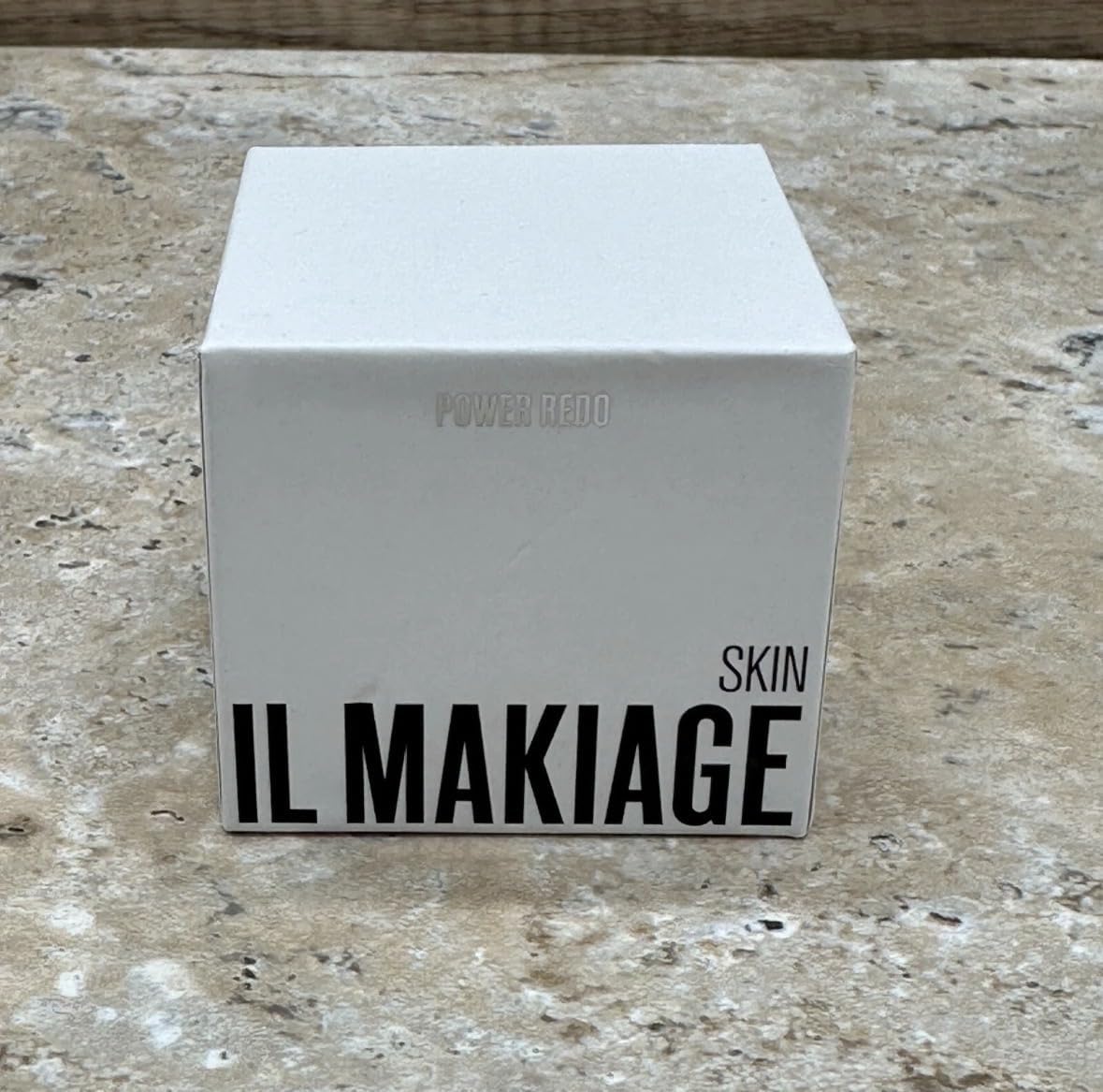 Il Makiage front packaging showing compact 20 ml tube and branding benefit