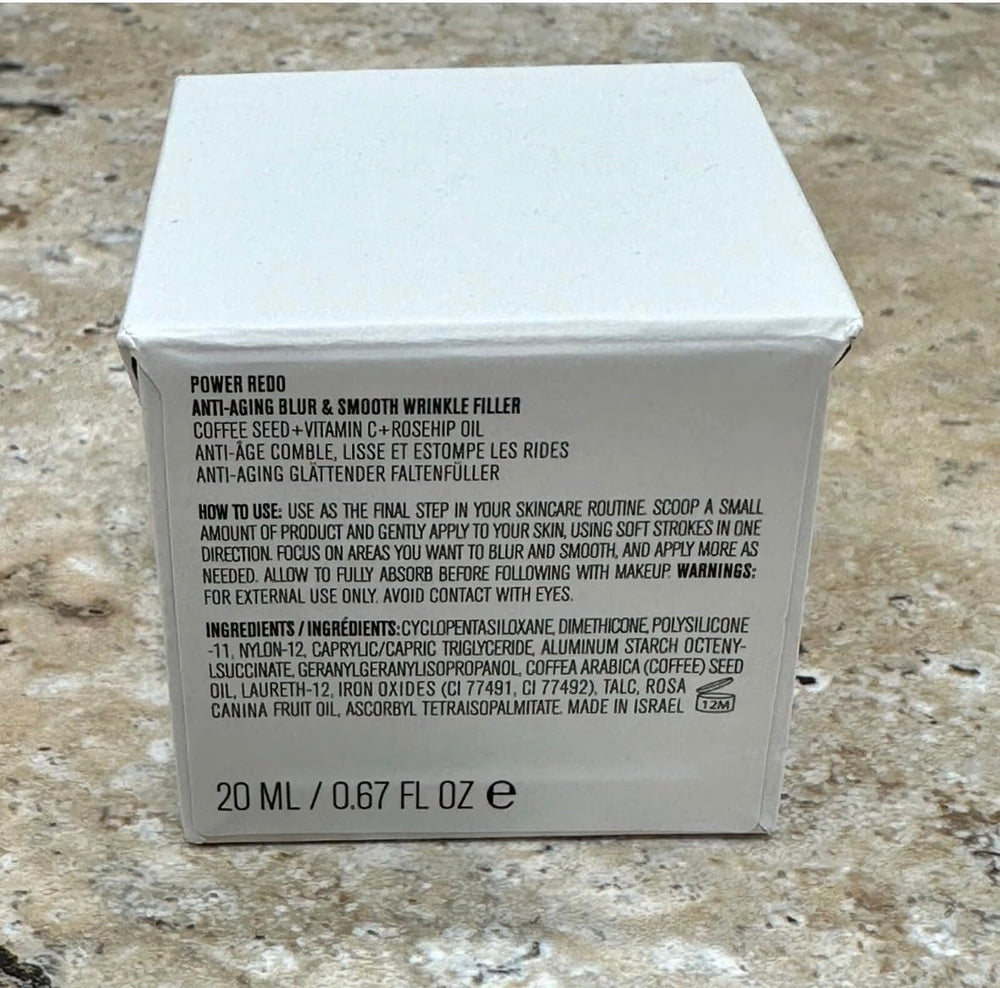 Il Makiage texture close-up displaying smooth, blendable finish benefit