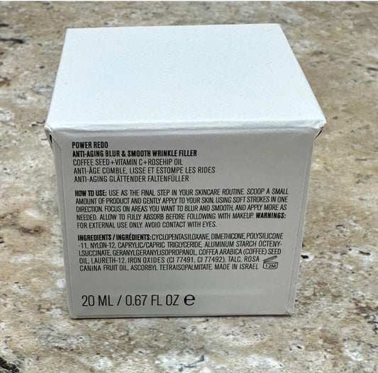 Il Makiage texture close-up displaying smooth, blendable finish benefit