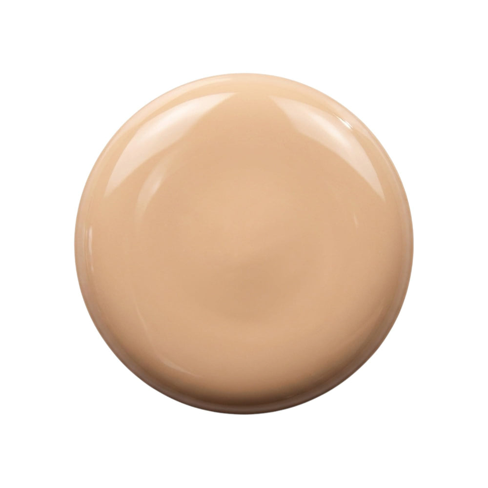 Il Makiage pump dispensing foundation texture, demonstrating smooth blendability