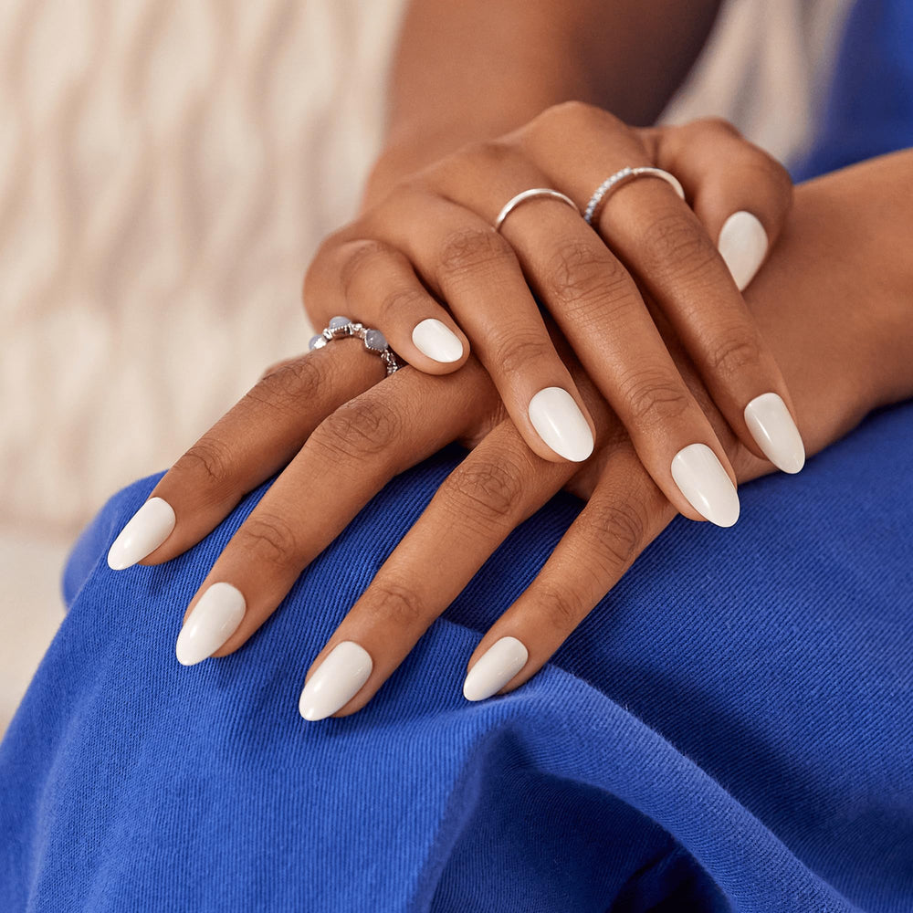 imPRESS close-up of nail curvature highlighting slim PureFit design for natural comfort