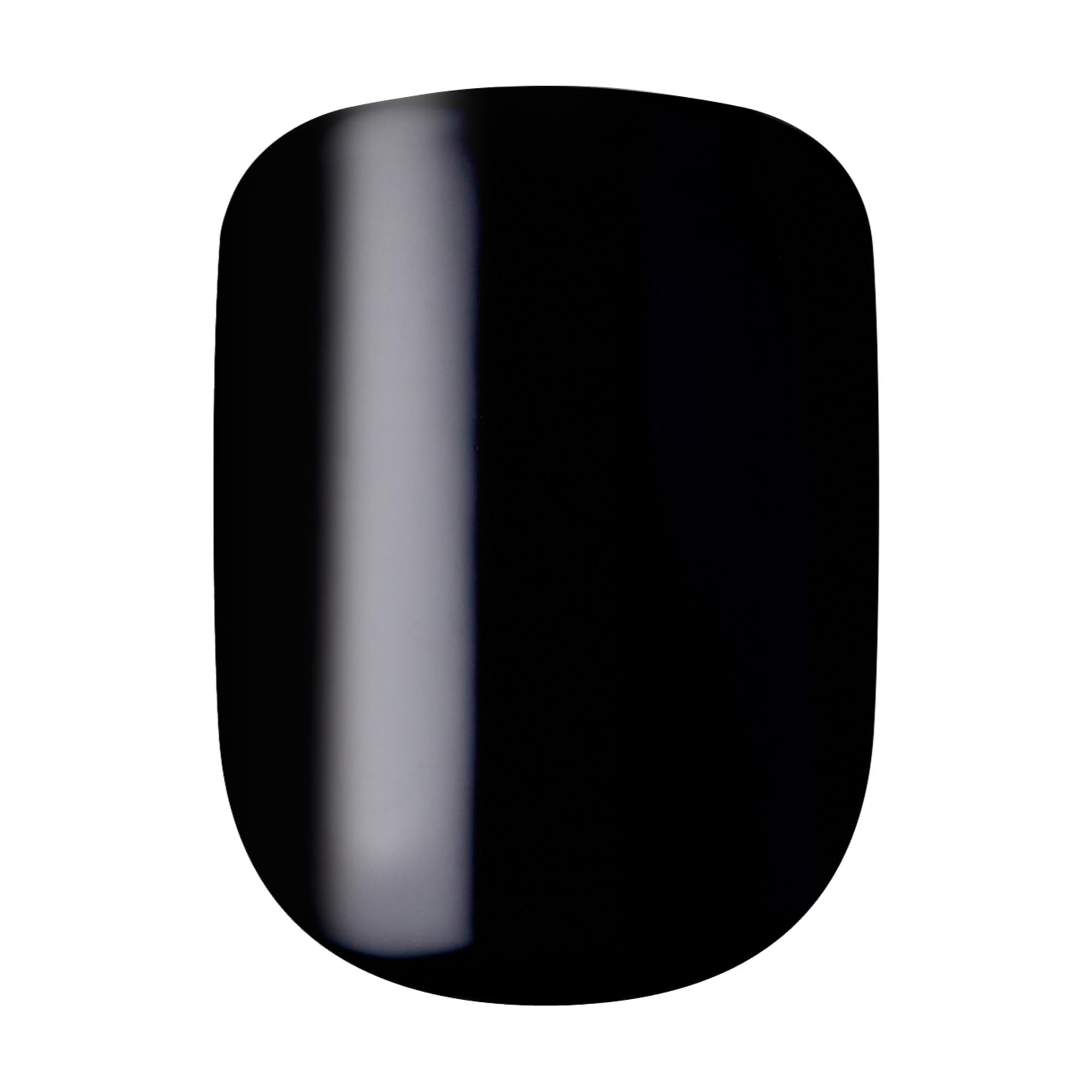 imPRESS on a hand model wearing short squoval nails for everyday elegance