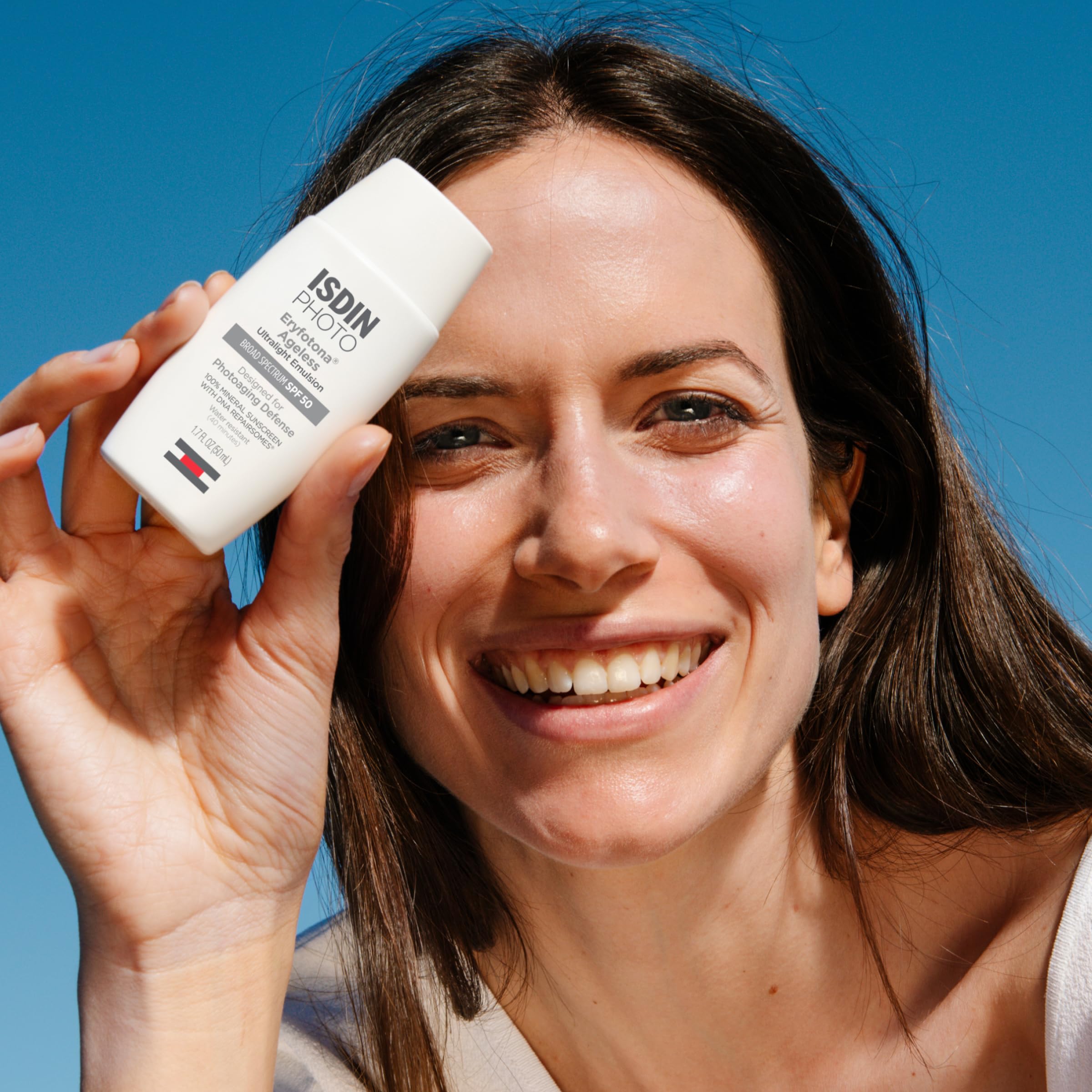 Close-up texture of ISDIN Eryfotona Ageless displaying smooth, lightweight cream