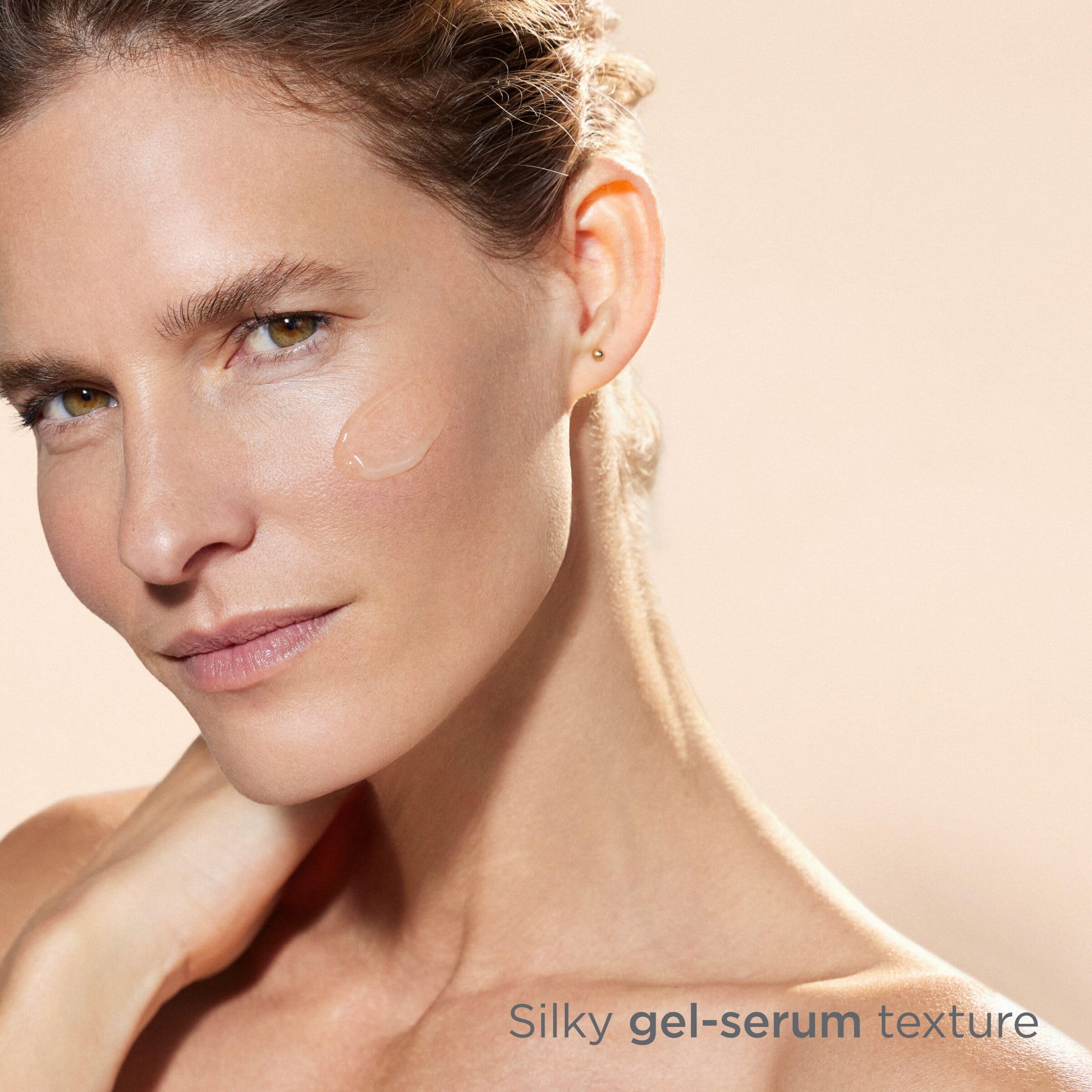 ISDIN Melaclear gel-serum texture closeup illustrating lightweight absorbency