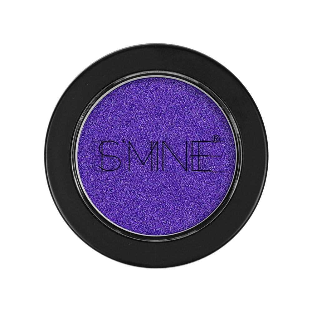 IS'MINE applied on eyelid demonstrating intense color and longwear benefit