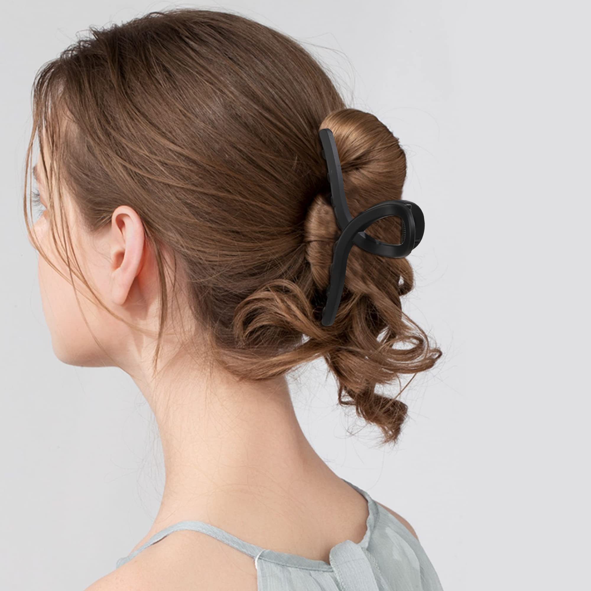 ivyu clip worn outdoors with casual outfit, stylish on-the-go hold