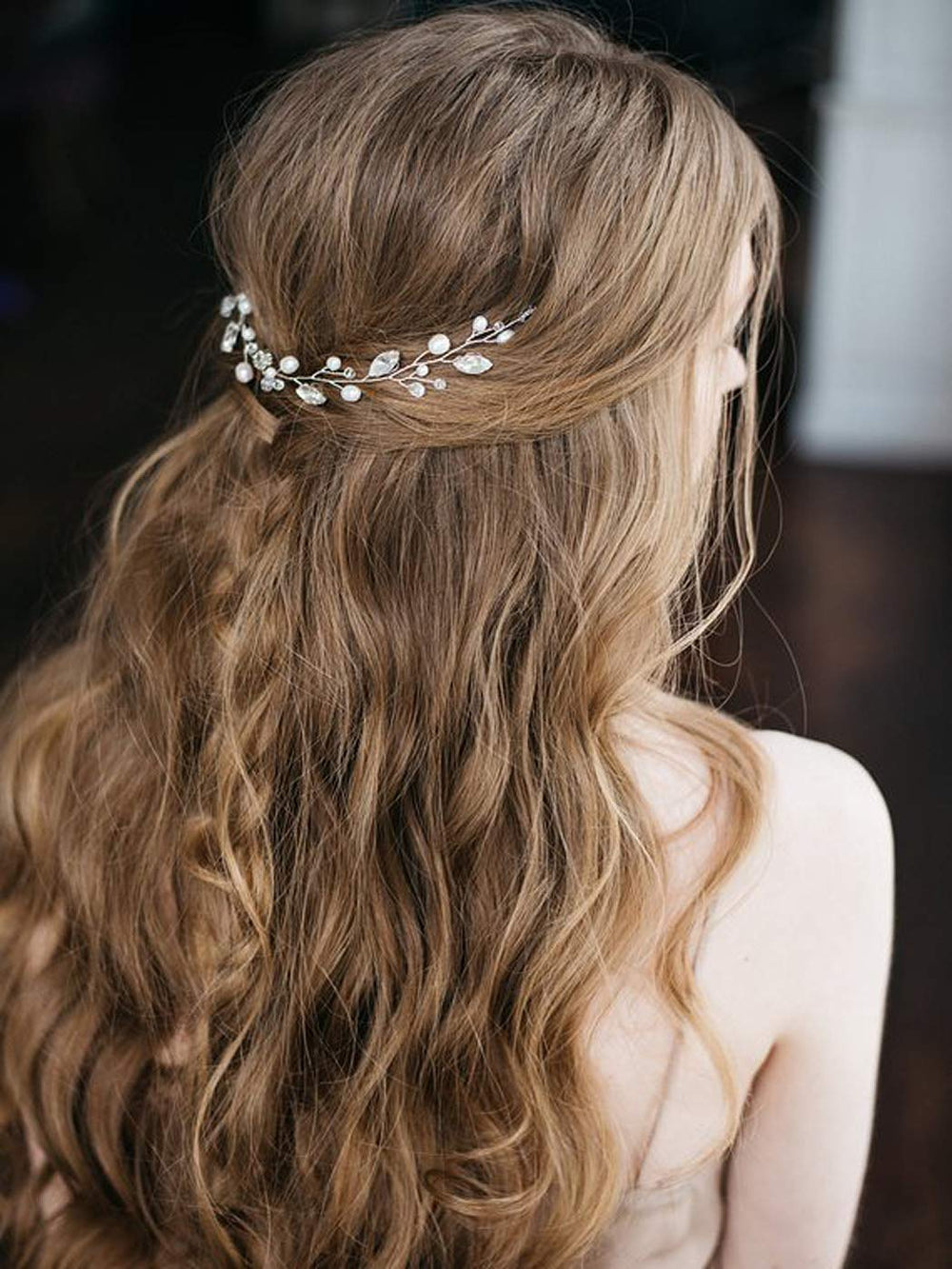 JAKAWIN hair vine styled on a bride’s bun providing subtle bridal shimmer