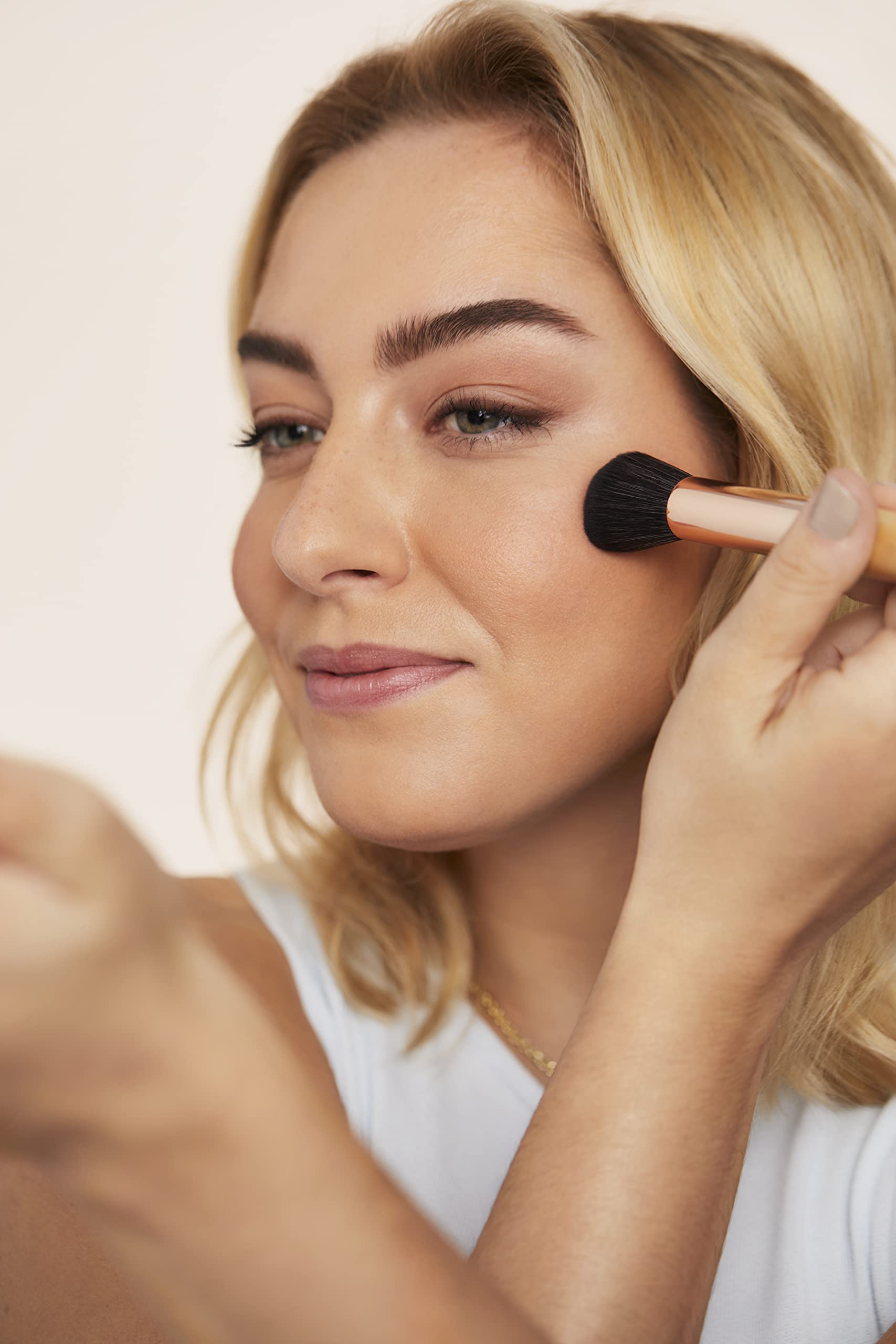 jane iredale brush picking up pigment demonstrating buildable color benefit: precise application