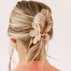 JANFUN clip securing thick curly hair demonstrating strong nonslip grip