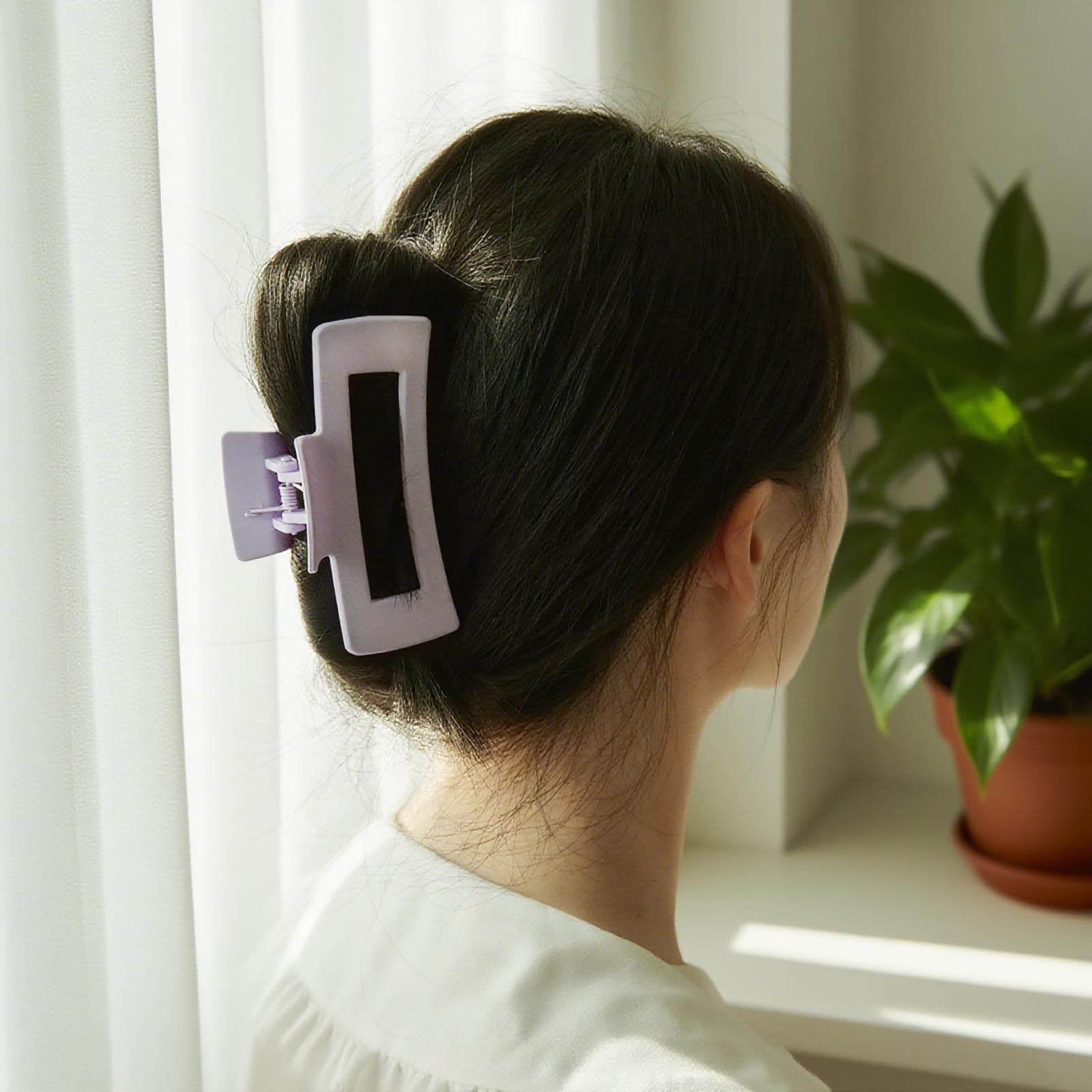 JGQUR clip holding a casual bun demonstrating quick, reliable updo
