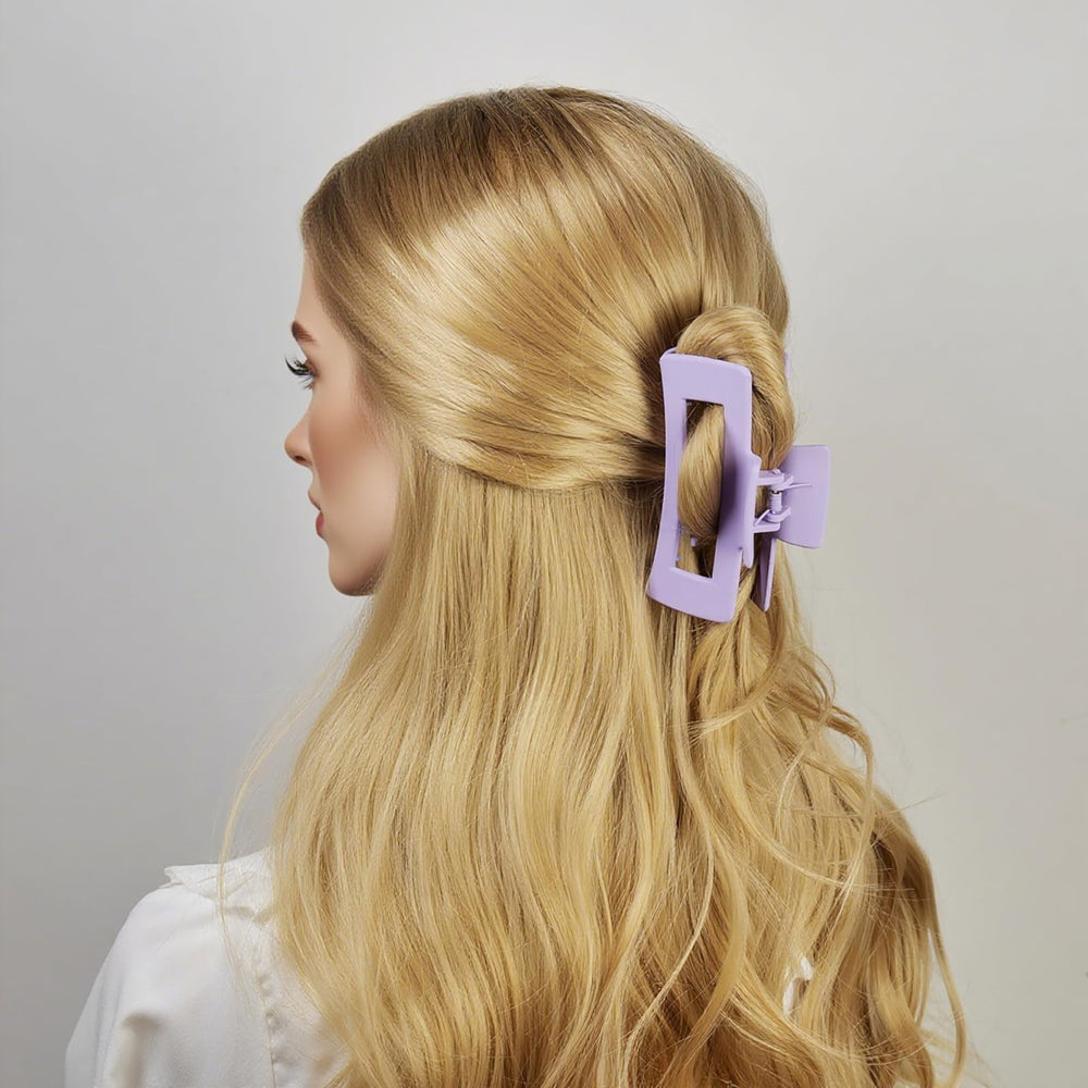 JGQUR model wearing lilac accessories at brunch for polished everyday look
