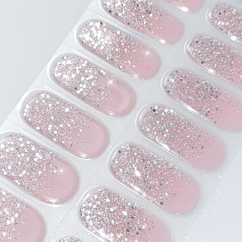 jmeowio finished nails in lifestyle scene showing long-lasting sparkle benefit