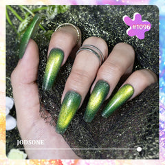 JODSONE demo cat-eye manicure on a fingernail showing reflective stripe and salon finish