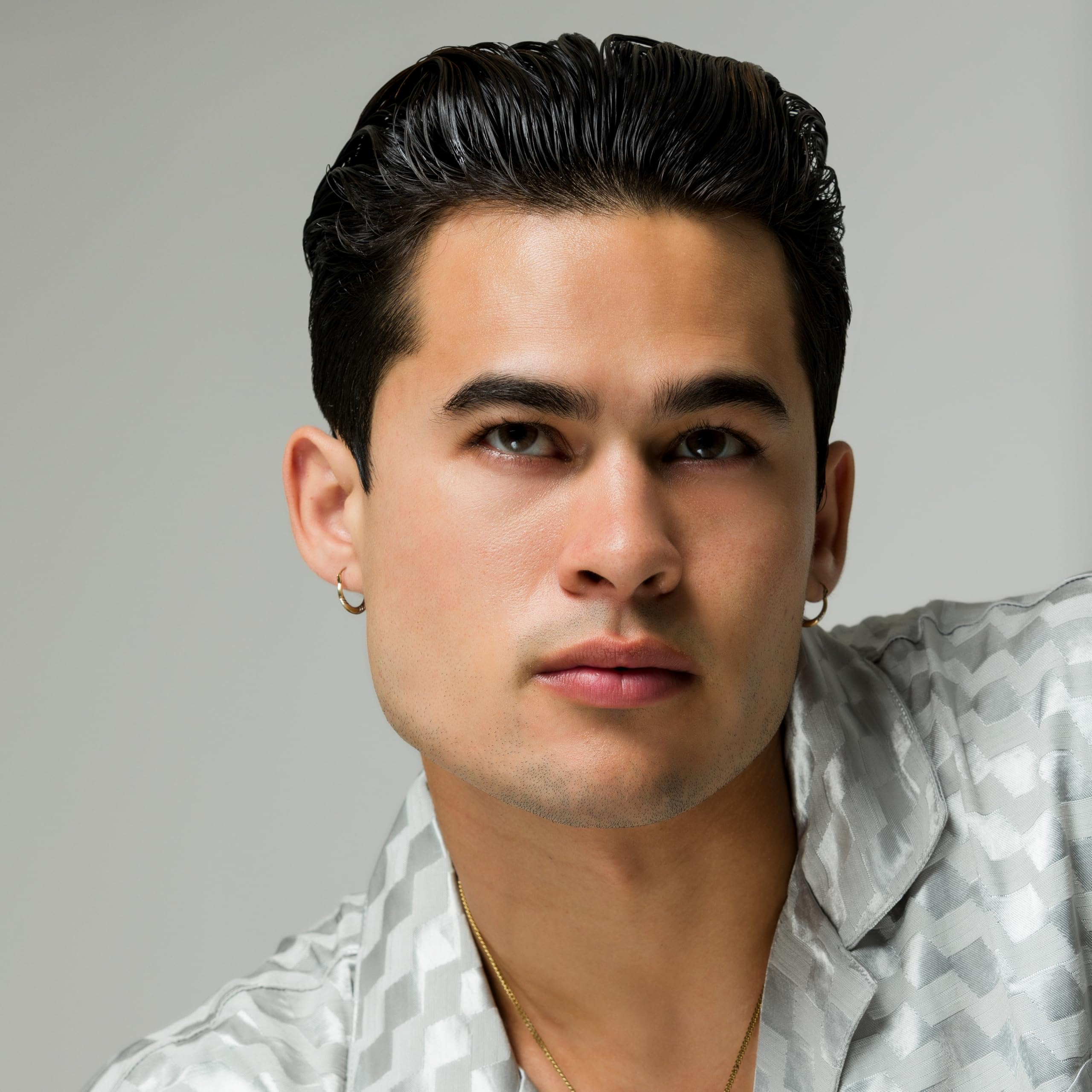 JOHNNY B. King Mode applied to hair demonstrating sleek styling control