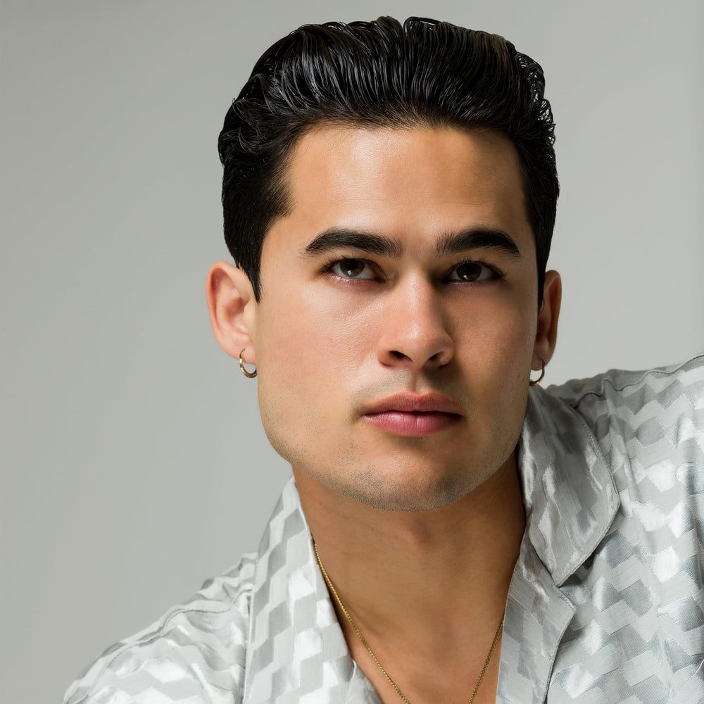 JOHNNY B. Mode in use slicked-back style for controlled shine
