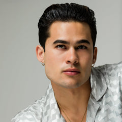 JOHNNY B. Mode in use slicked-back style for controlled shine