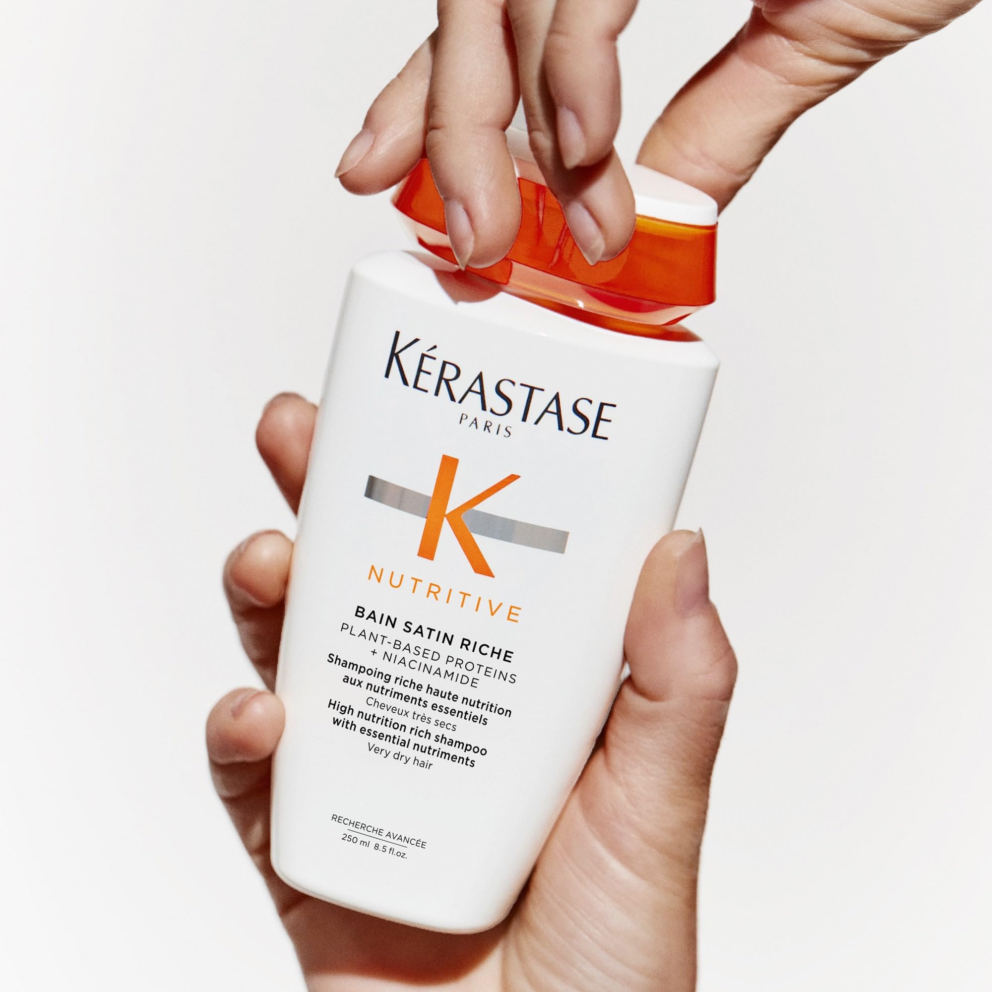 KÉRASTASE in-hand application on wet hair demonstrating smooth lather