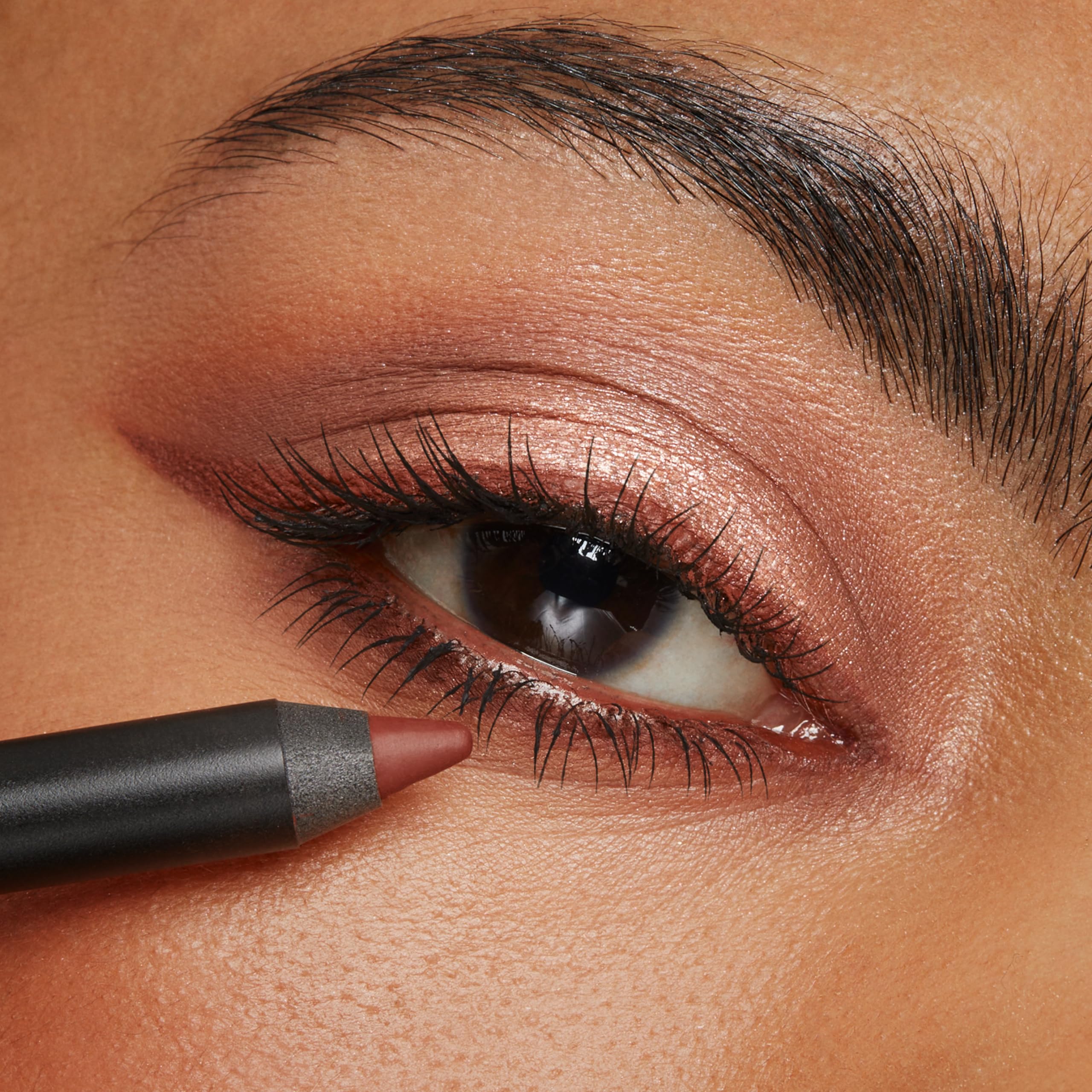 Kiko Milano eyeliner 19 built-in sponge applicator showing easy blending on the go