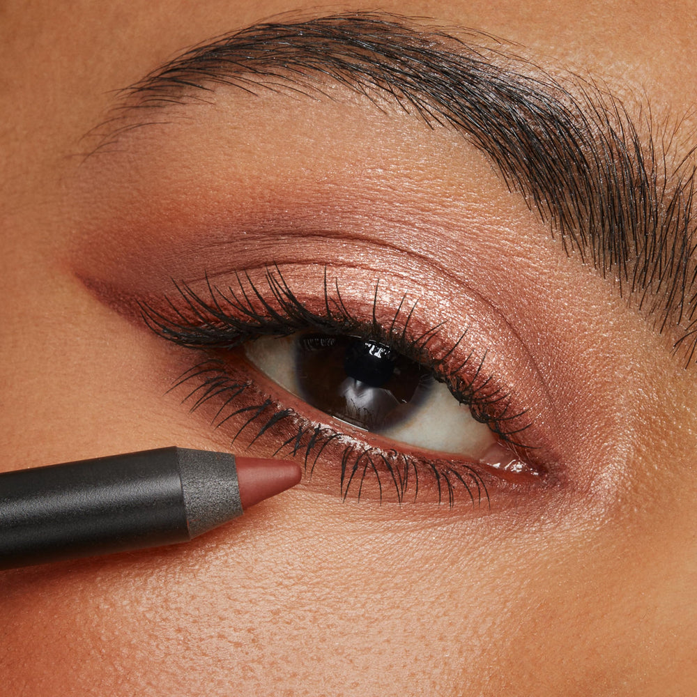 Kiko Milano eyeliner 19 built-in sponge applicator showing easy blending on the go