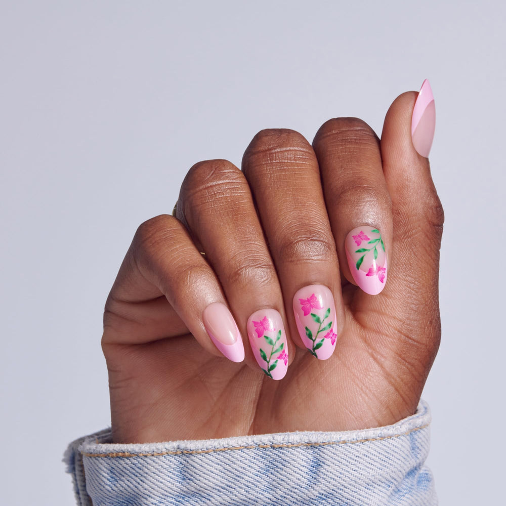 KISS core close-up of almond shape nails, natural-fit benefit