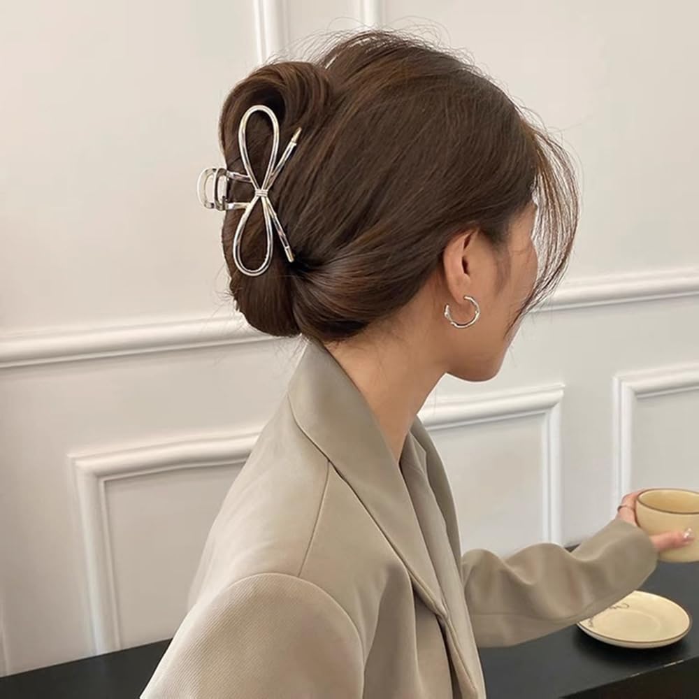 KOLONAMS clip held in hand demonstrating 10.5 cm size and easy handling benefit
