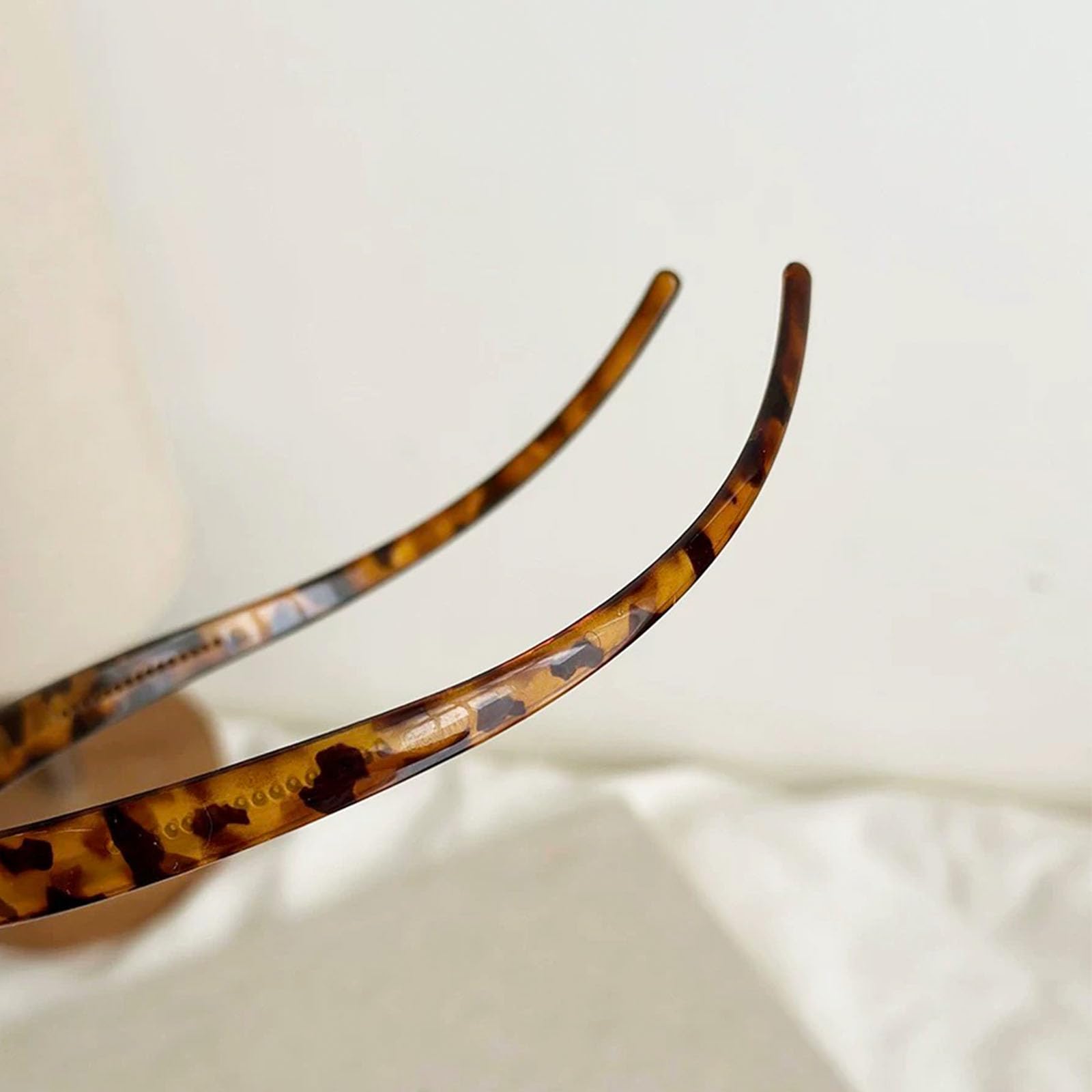 KOVOLITU lifestyle shot pairing headband with outfit for stylish look
