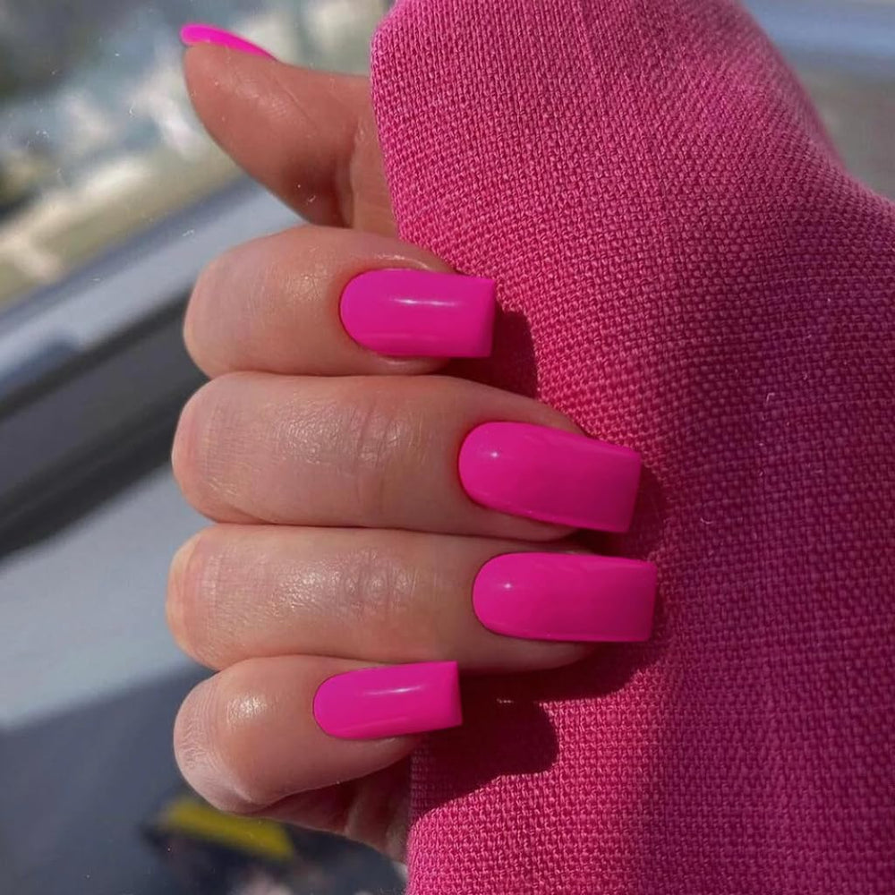 KQueenest hand applying a press-on nail for quick salon-look results