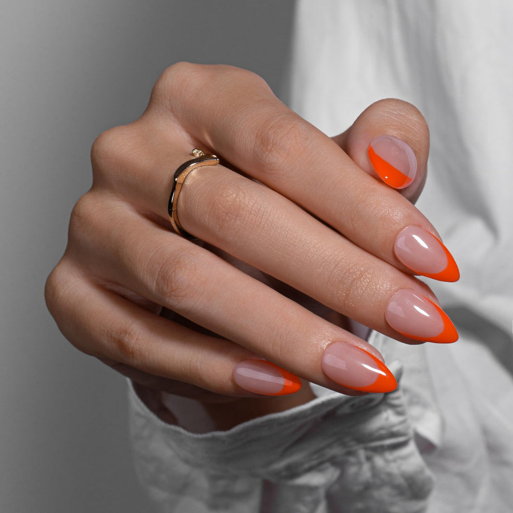 KQueenest close-up of glossy finish highlighting chip-resistant shine benefit