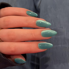 KQueenest close-up of cat eye shimmer highlighting teal banded effect for dimensional sparkle