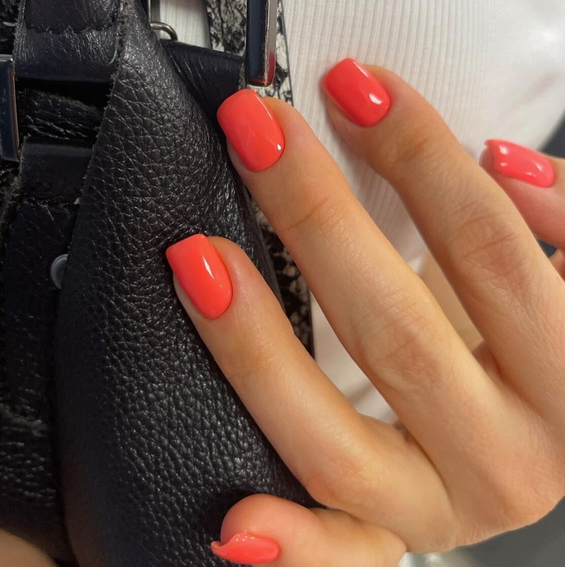 KQueenest front packaging showing coral pink short nails and tools for quick application