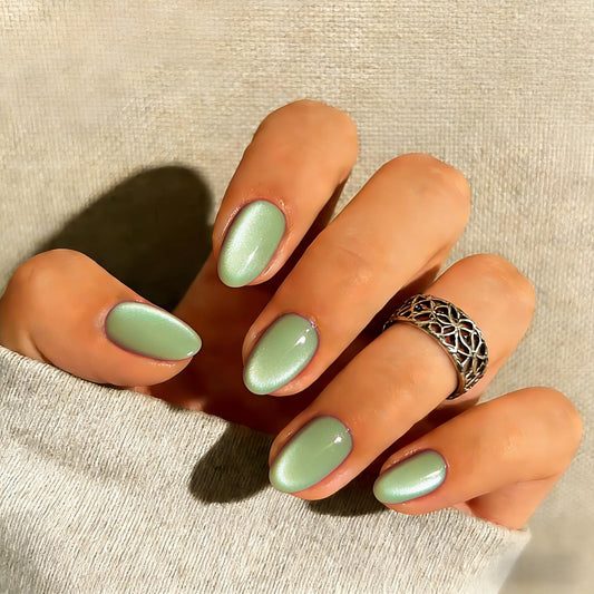 KQueenest front packaging showing pastel green nails and box benefit quick setup