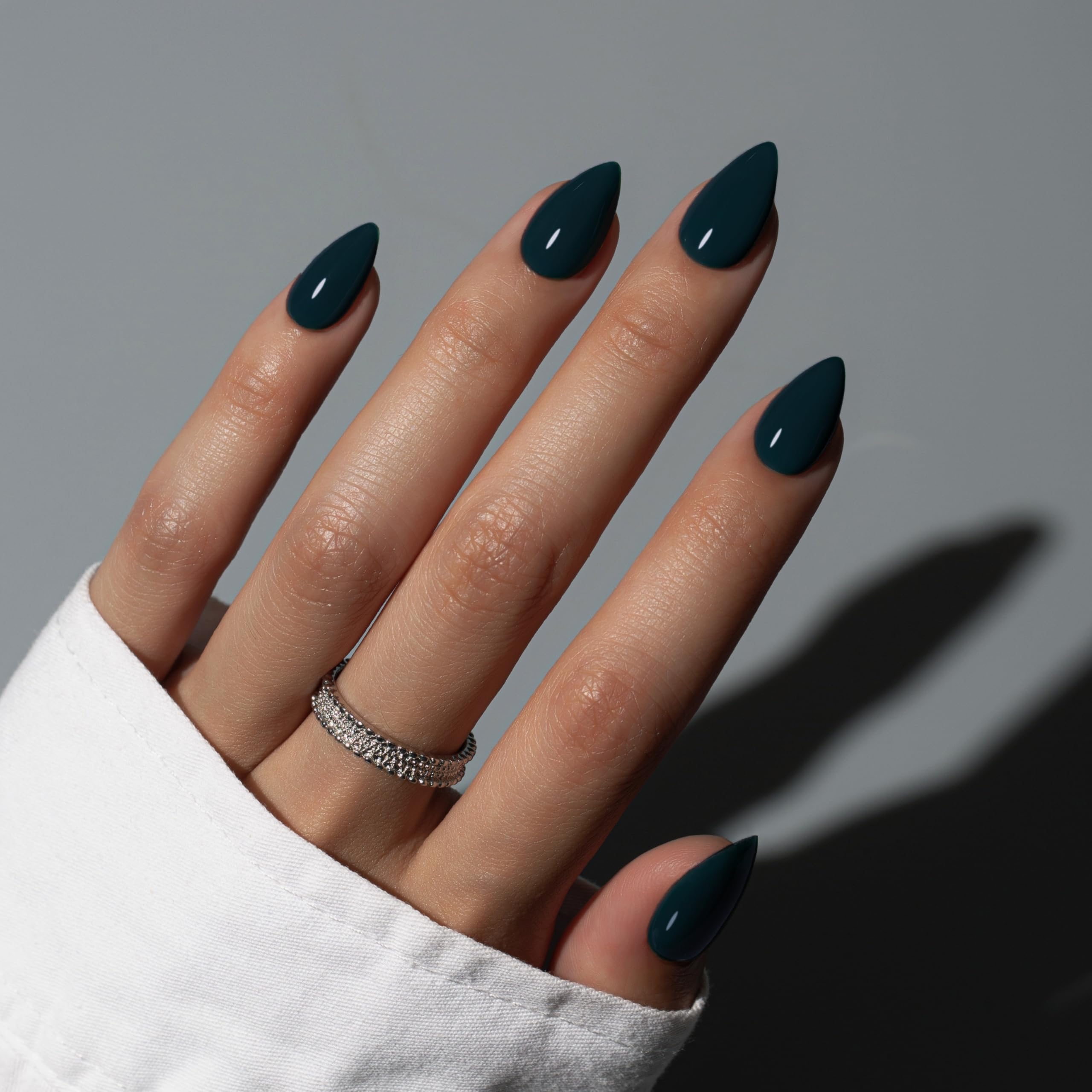 KQueenest front packaging showing all 30 glossy black nails and kit benefits