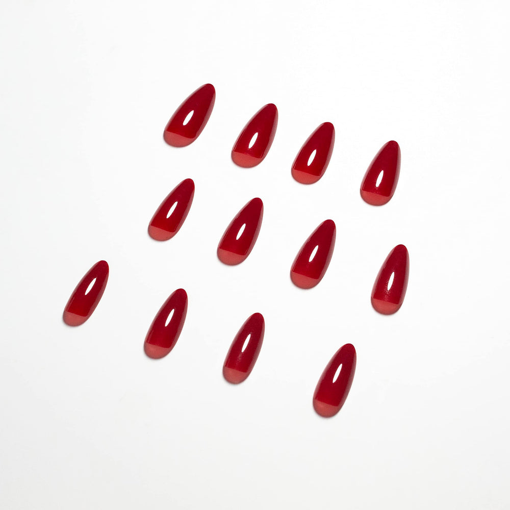 KQueenest on a hand model demonstrating instant salon look and easy wear benefit