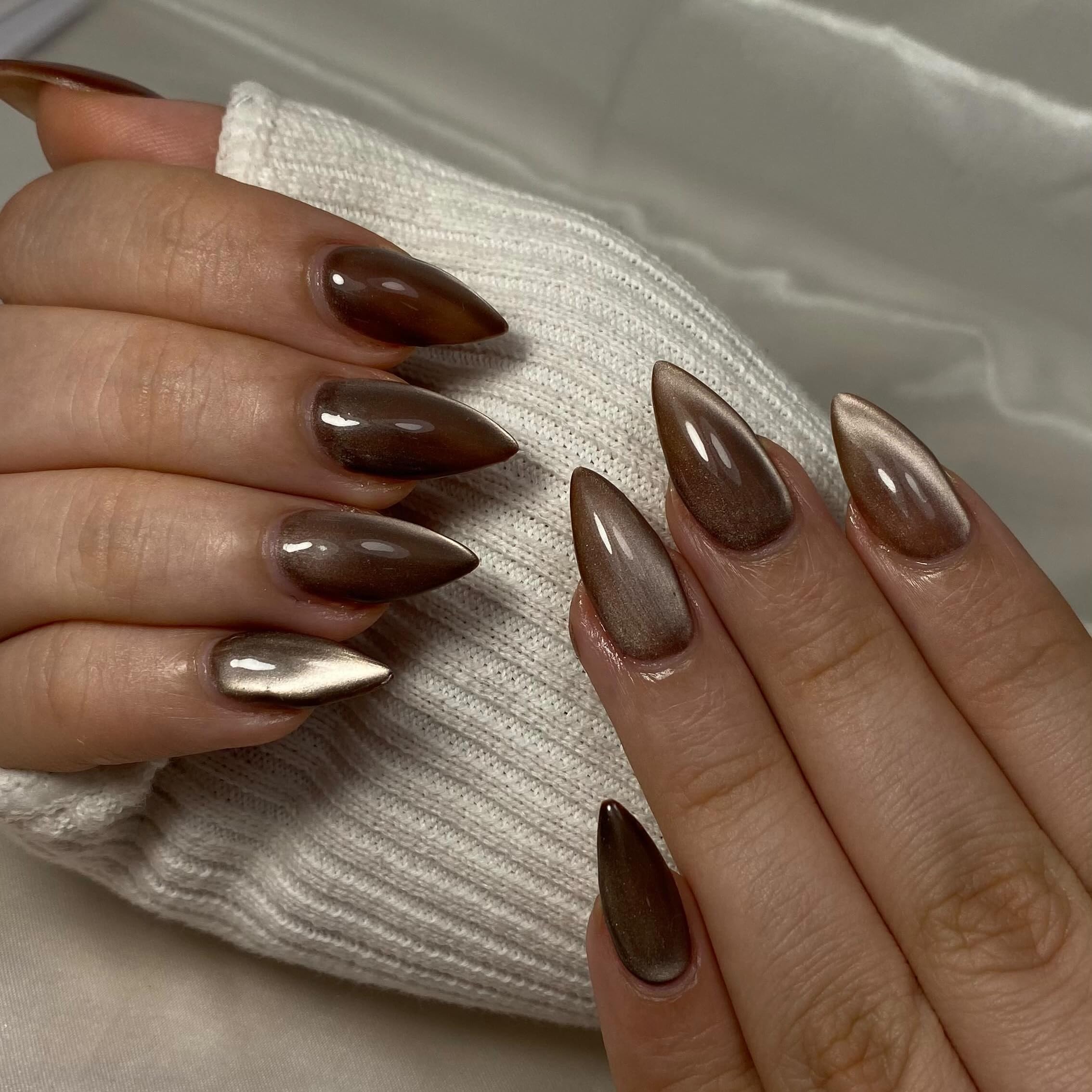 KQueenest close-up of gel texture showing glitter and cat-eye shimmer benefits