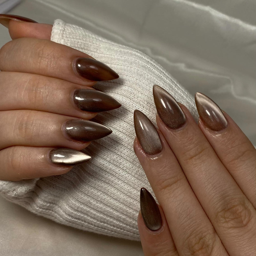 KQueenest close-up of gel texture showing glitter and cat-eye shimmer benefits