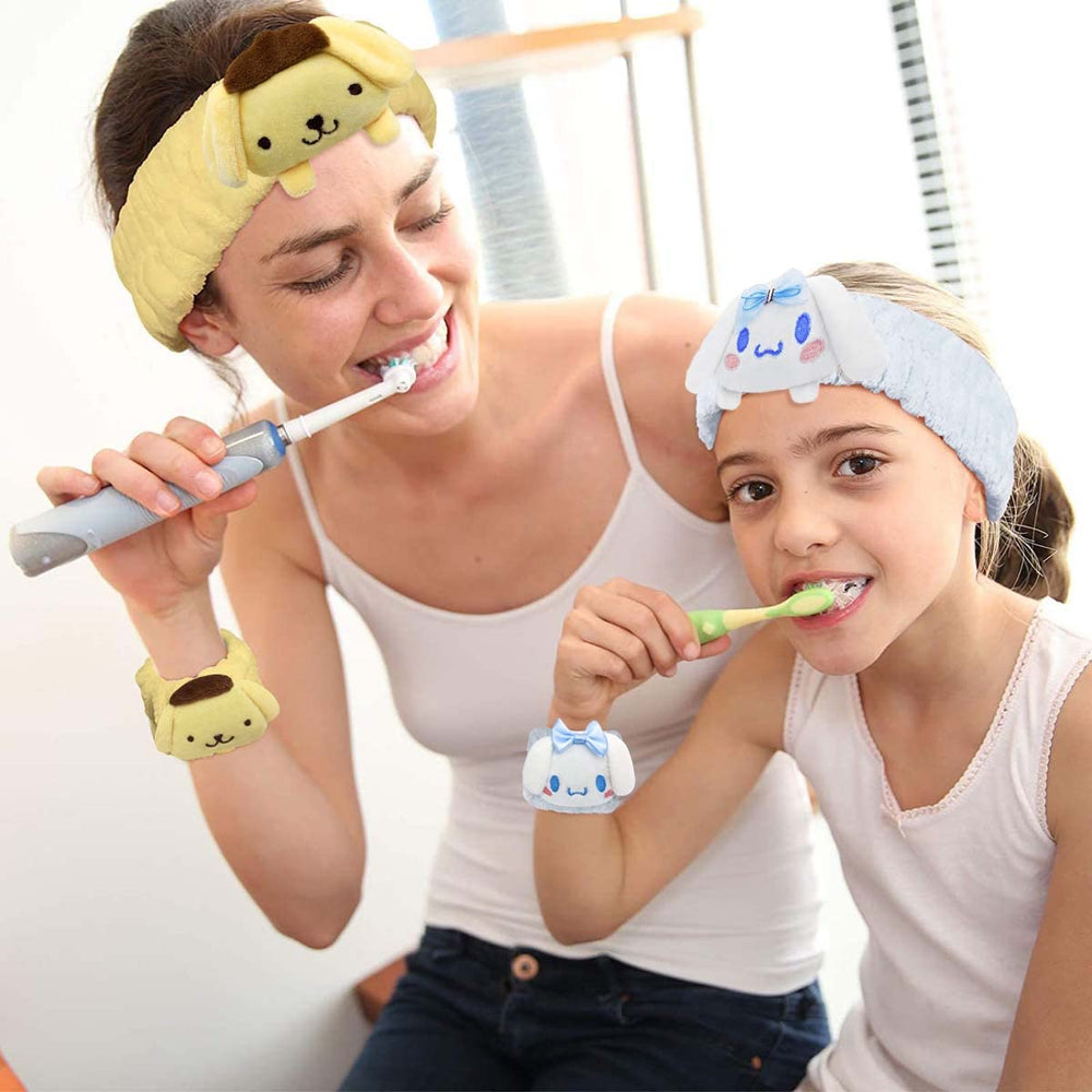 Kugiter headband worn during face washing keeps hair away and stays comfortable