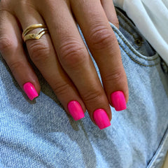 KXAMELIE close-up of glossy neon finish highlighting salon-like shine