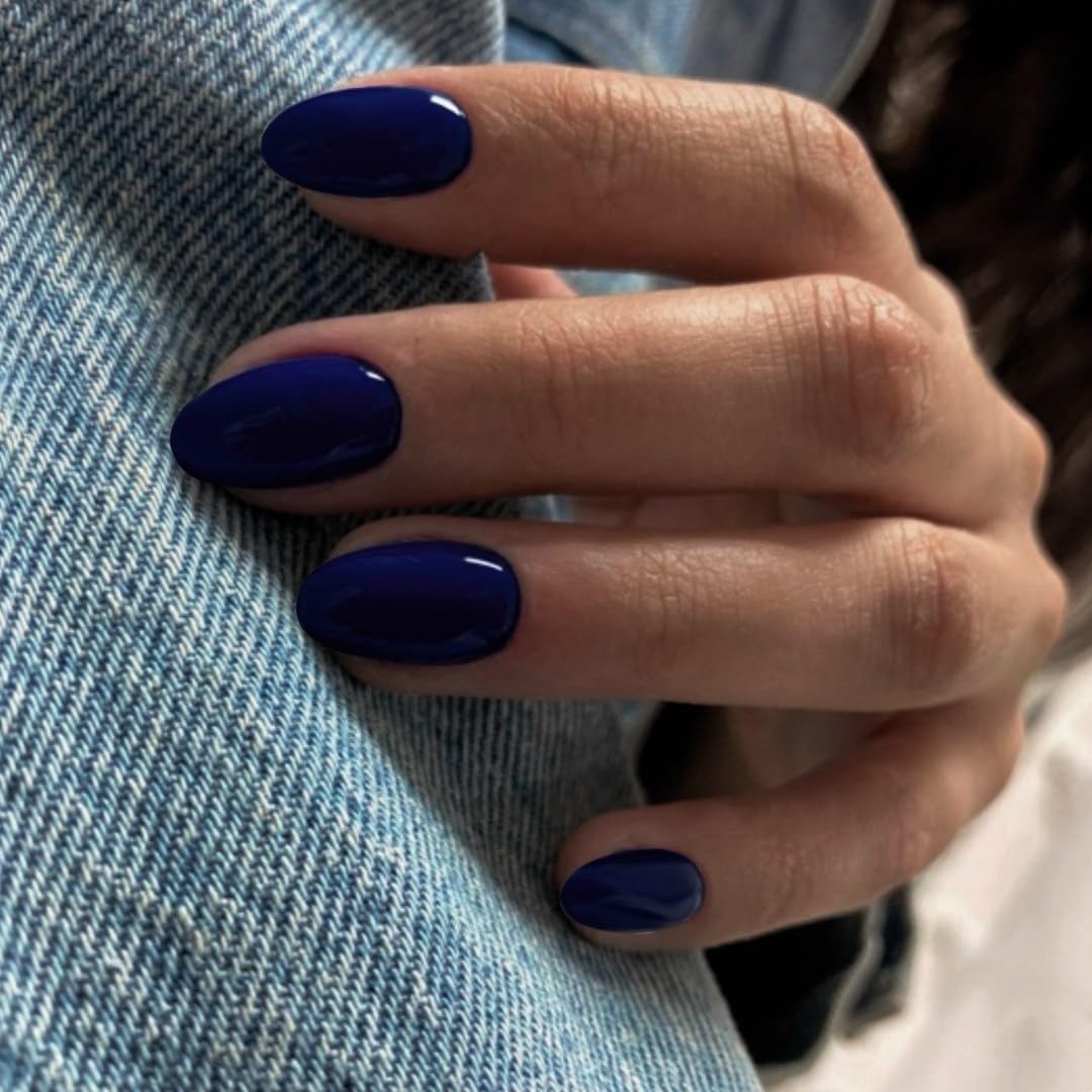 KXAMELIE close-up of gel texture highlighting glossy finish and chip resistance