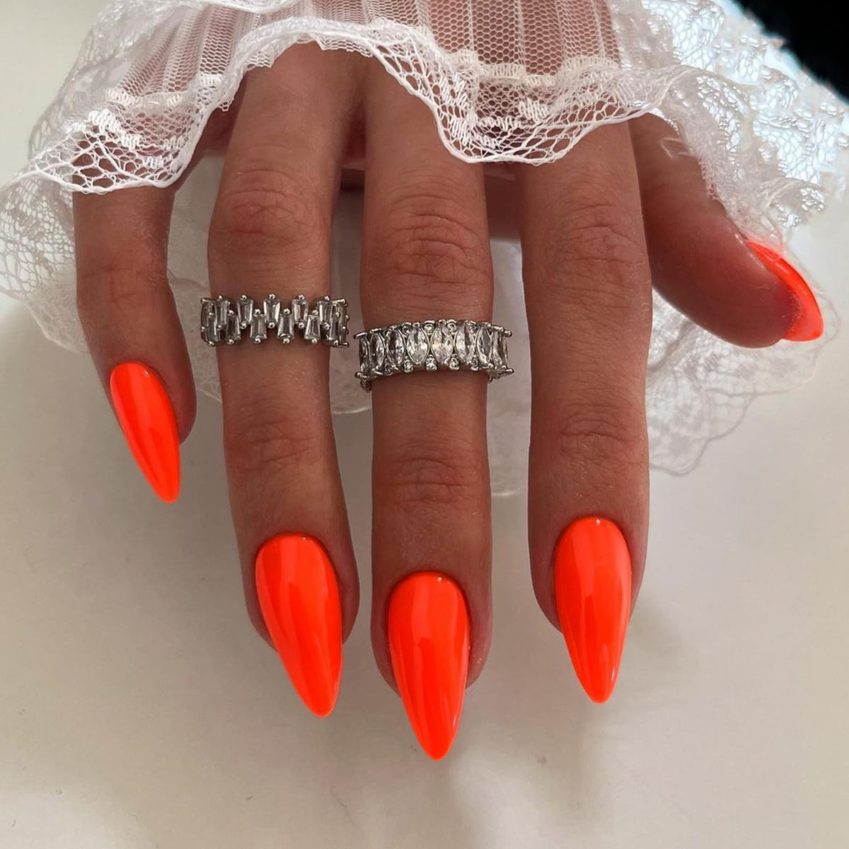 KXAMELIE front packaging showing orange almond nails and kit contents for easy styling