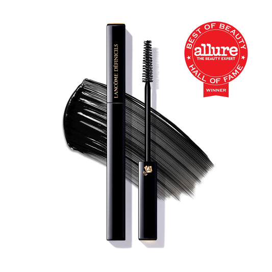 Lancôme brush close-up separating lashes for precise definition