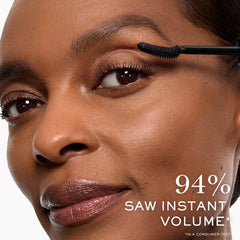 Lancôme model applying mascara for a natural wide-eyed benefit