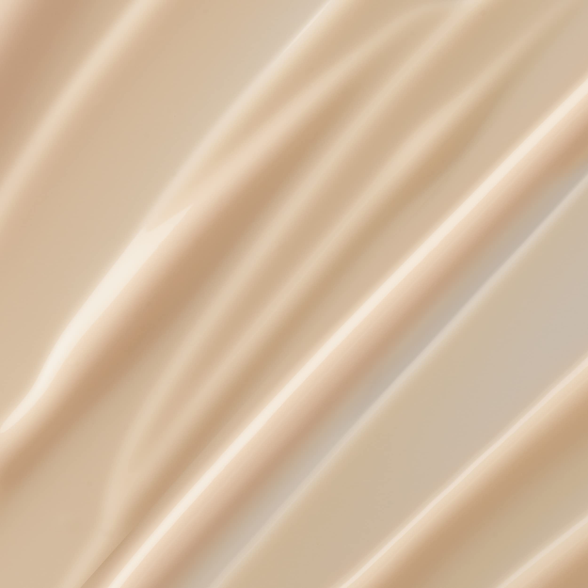 Lancôme Trésor lotion close-up of pump dispensing cream, quick-absorbing texture for silky skin